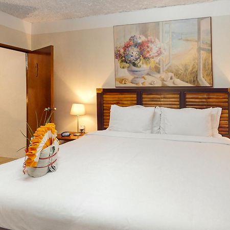 Hummingbird Home Suites San Pedro  Room photo