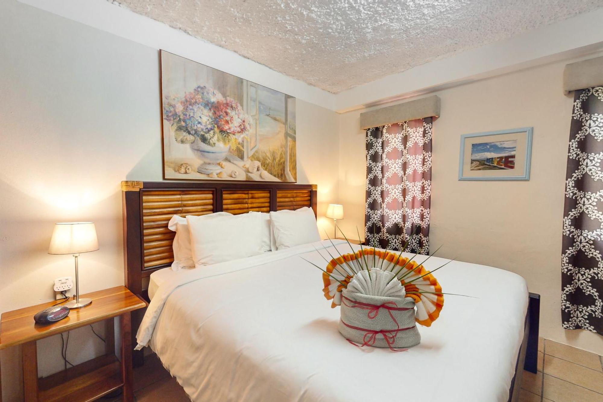Hummingbird Home Suites San Pedro  Room photo