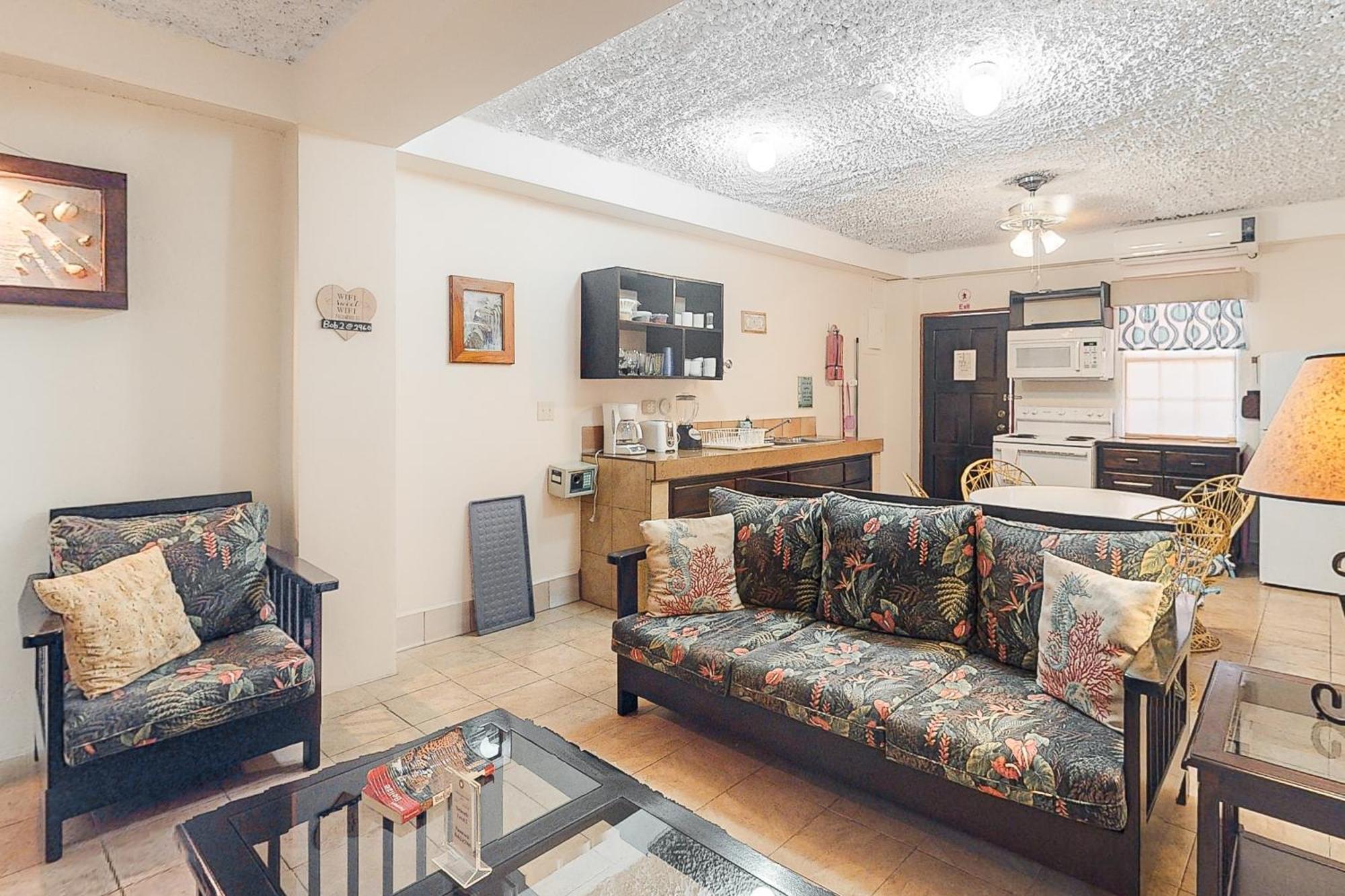 Hummingbird Home Suites San Pedro  Room photo