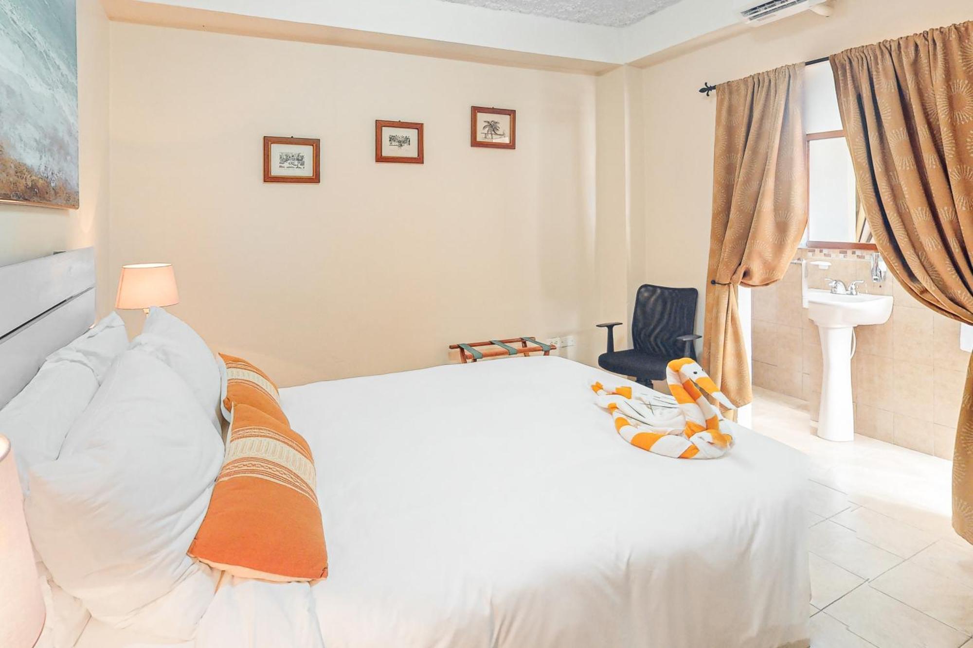 Hummingbird Home Suites San Pedro  Room photo