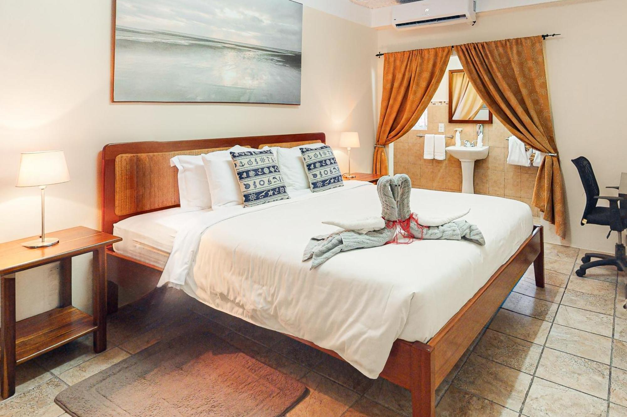 Hummingbird Home Suites San Pedro  Room photo