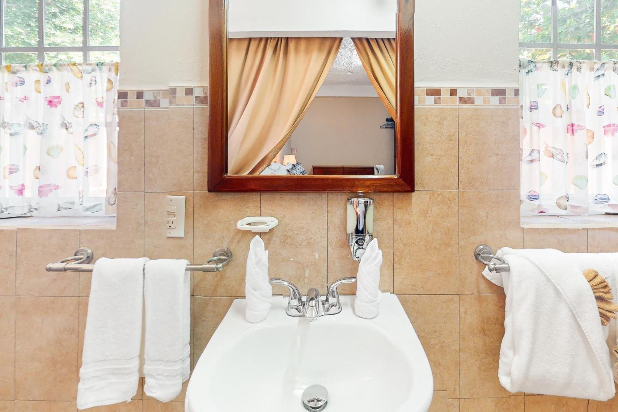 Hummingbird Home Suites San Pedro  Room photo