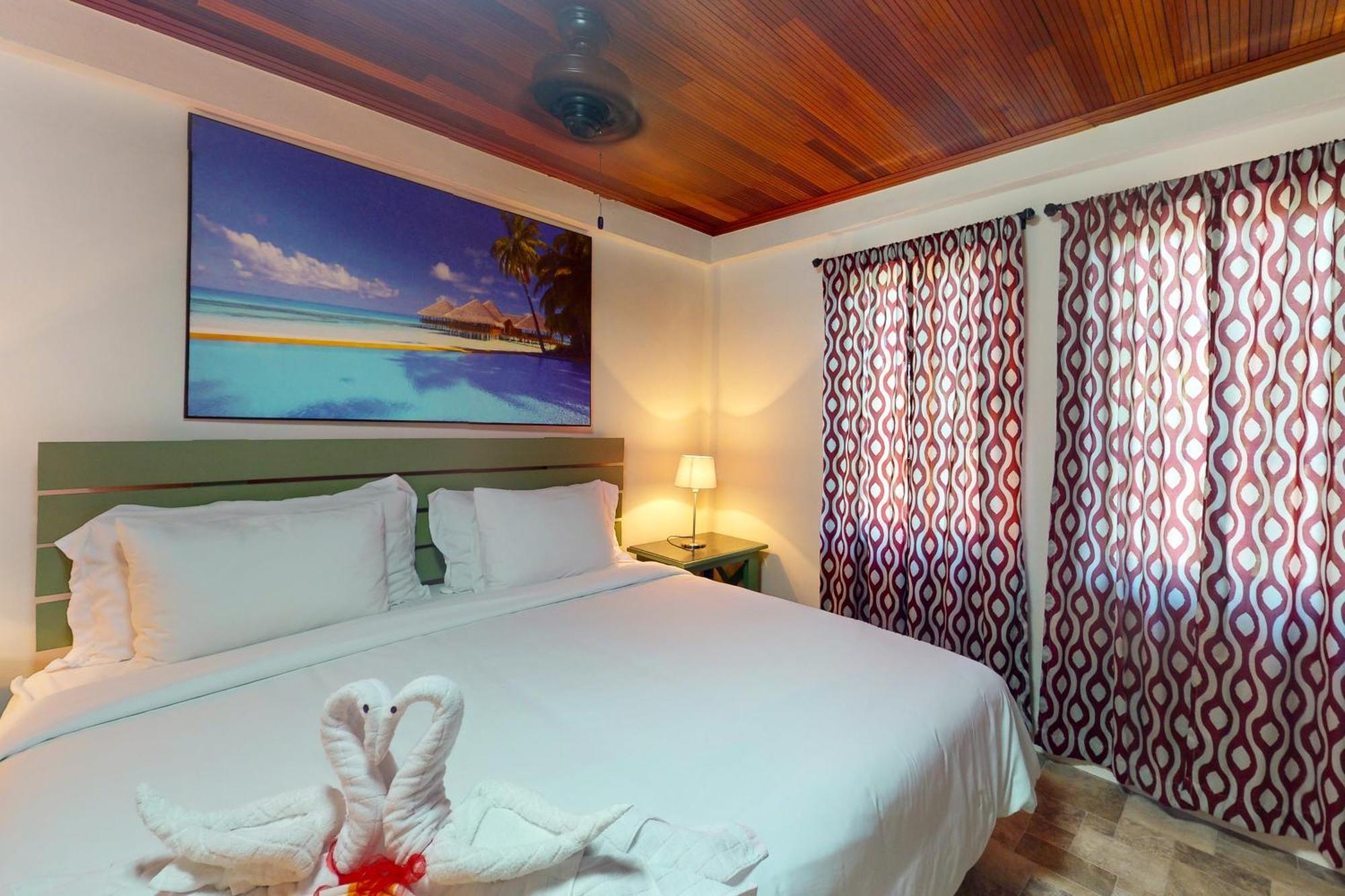 Hummingbird Home Suites San Pedro  Room photo