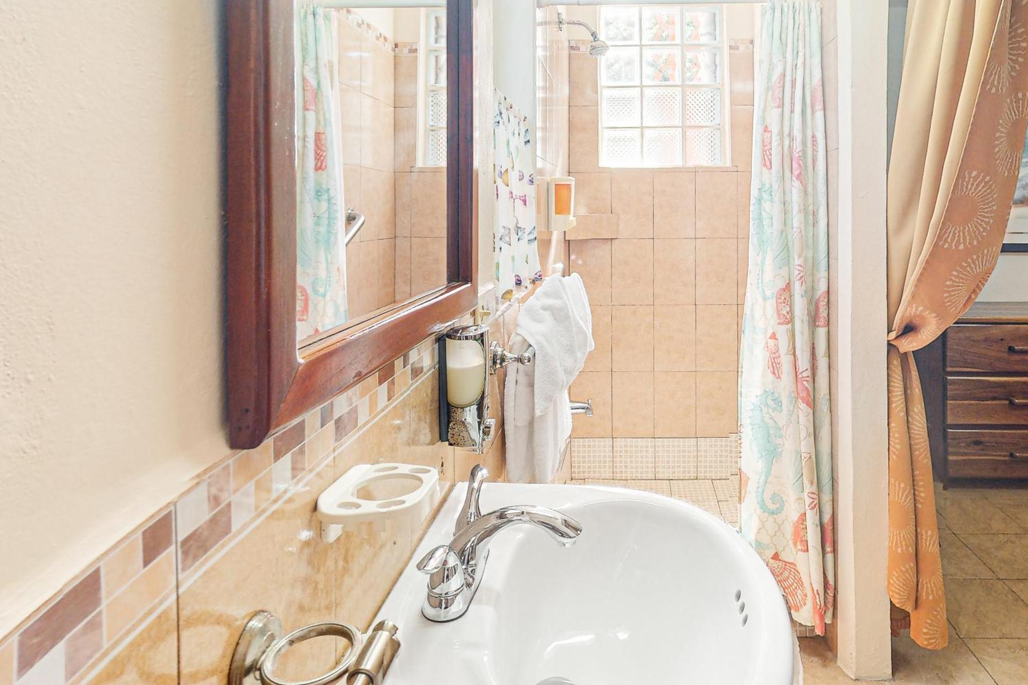Hummingbird Home Suites San Pedro  Room photo